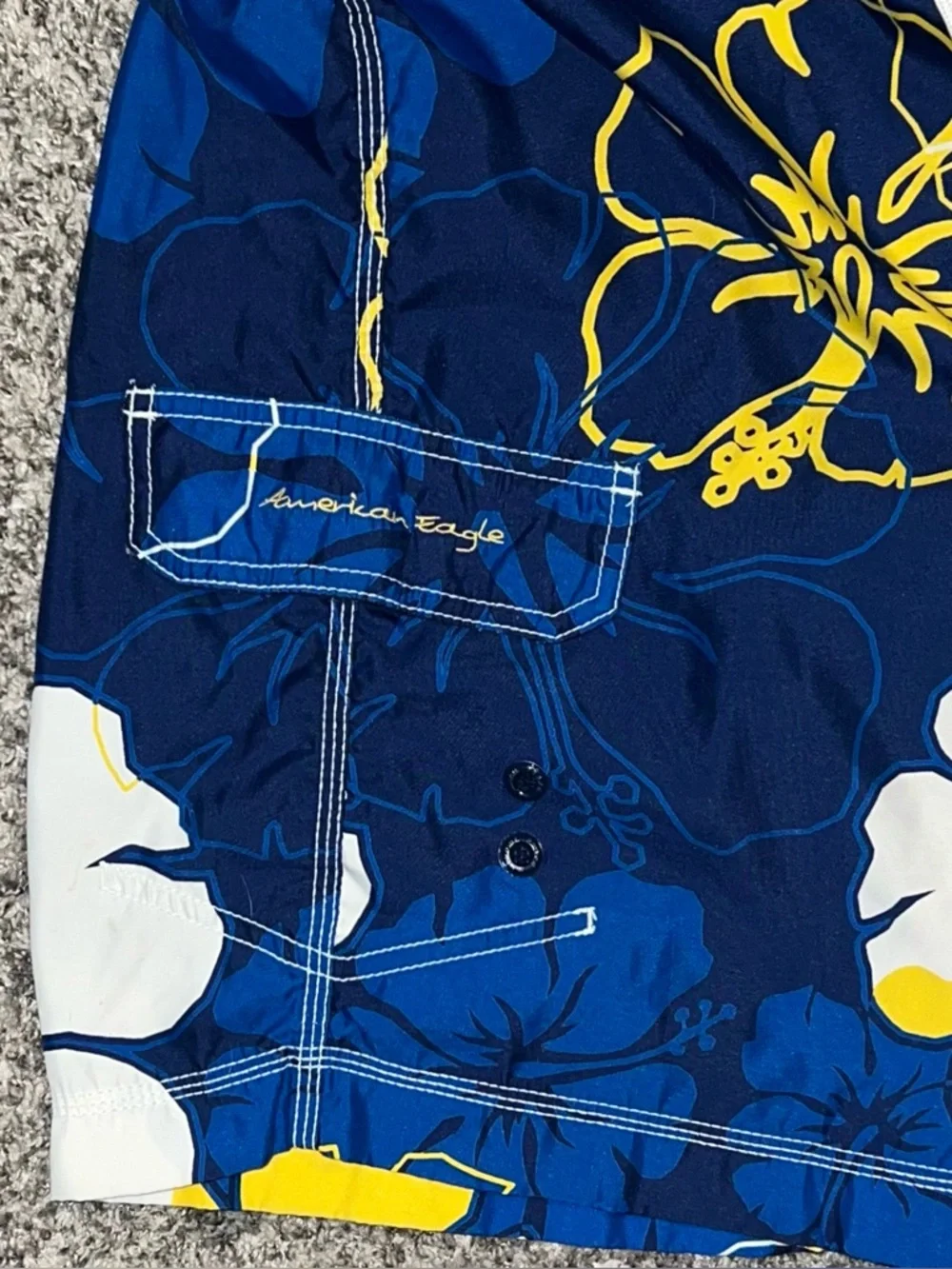 American Eagle Outifitters Board Shorts Floral Hibiscus Swim Cargo! Size 33.